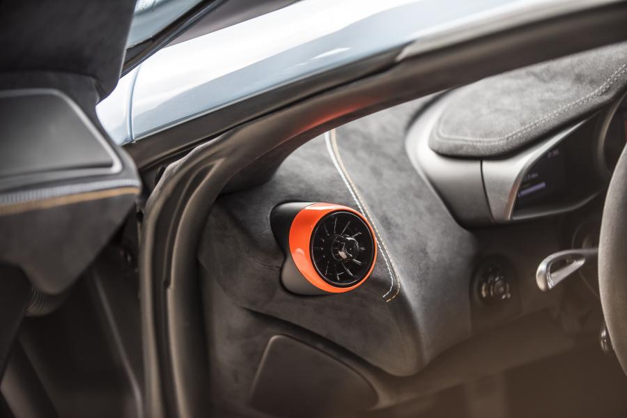 Детали интерьера McLaren MSO 675LT Gulf Racing Theme 2018 года  (фото 9 из 10)